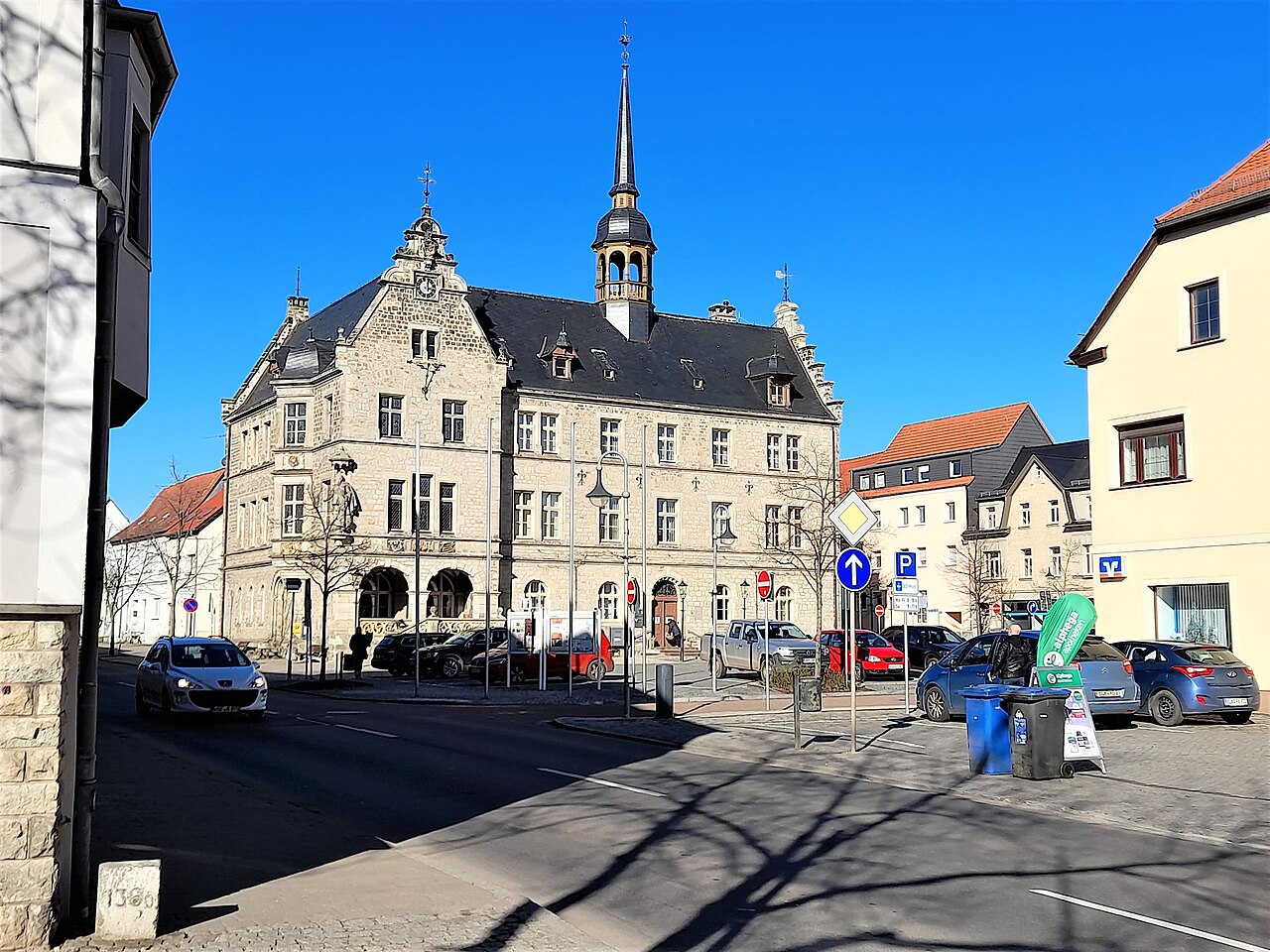 Marktplatz mit Rathaus in Lützen bei Sonnenschein